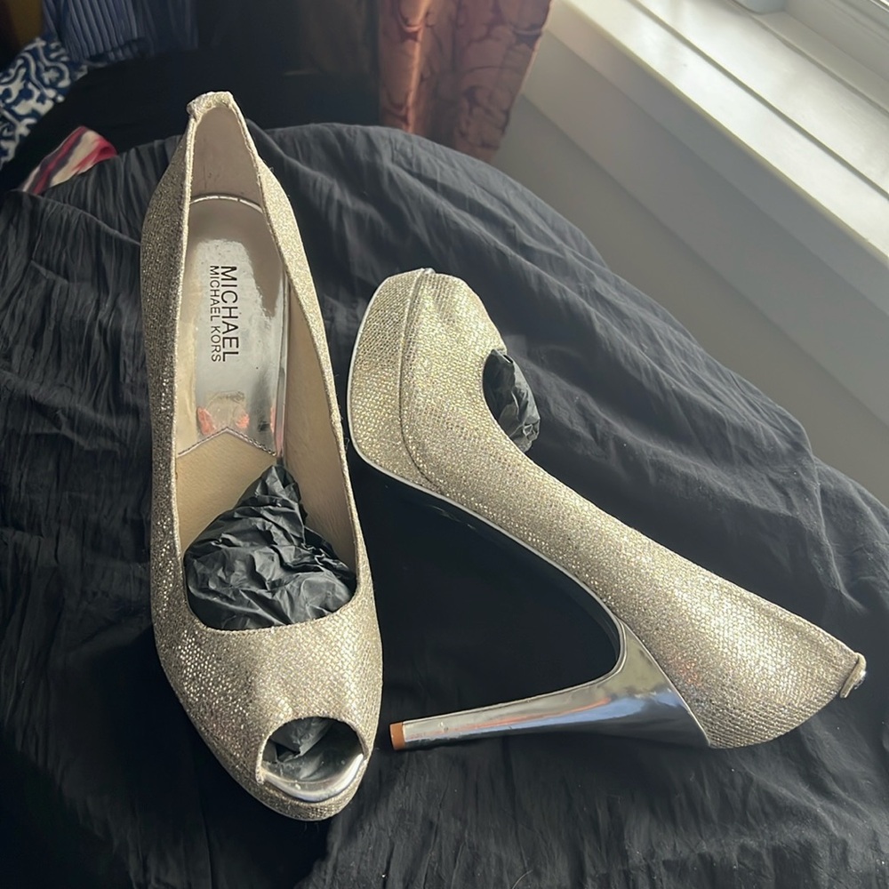 Gorgeous Michael Kors Silver high heels shoes Size 11M New